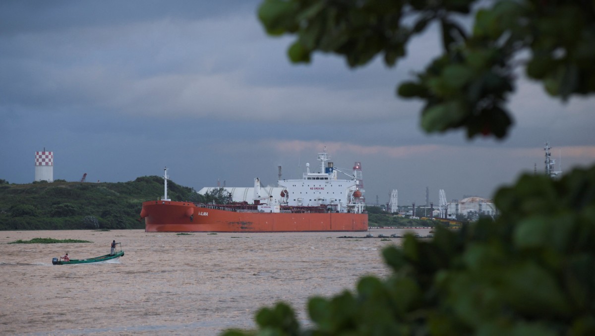 Petrolero Vilma, con bandera cubana y cargado de petróleo, sale del puerto mexicano de Pajaritos rumbo a Cuba. Octubre 2024. Foto: (Reuters)