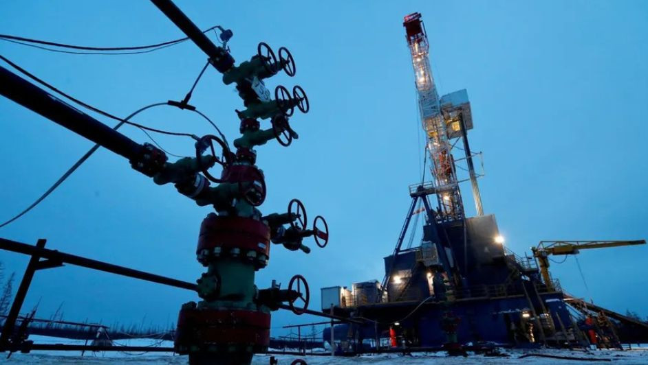 Precios del petróleo caen un 5% debido a los ataques israelíes contra Irán