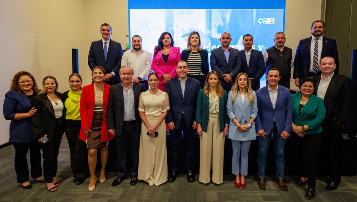 En la reunión estuvieron los 21 diputados del PRI, PAN y PRD | Jorge López