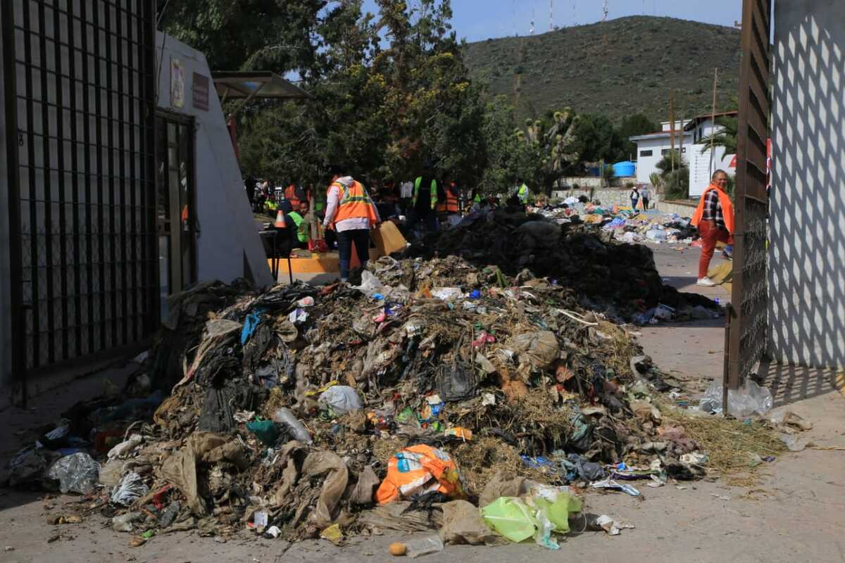 Trabajadores, pepenadores y ejidatarios de El Huixmí tiraron basura como protesta en las instalaciones de la Semarnath (Maribel Calderón)