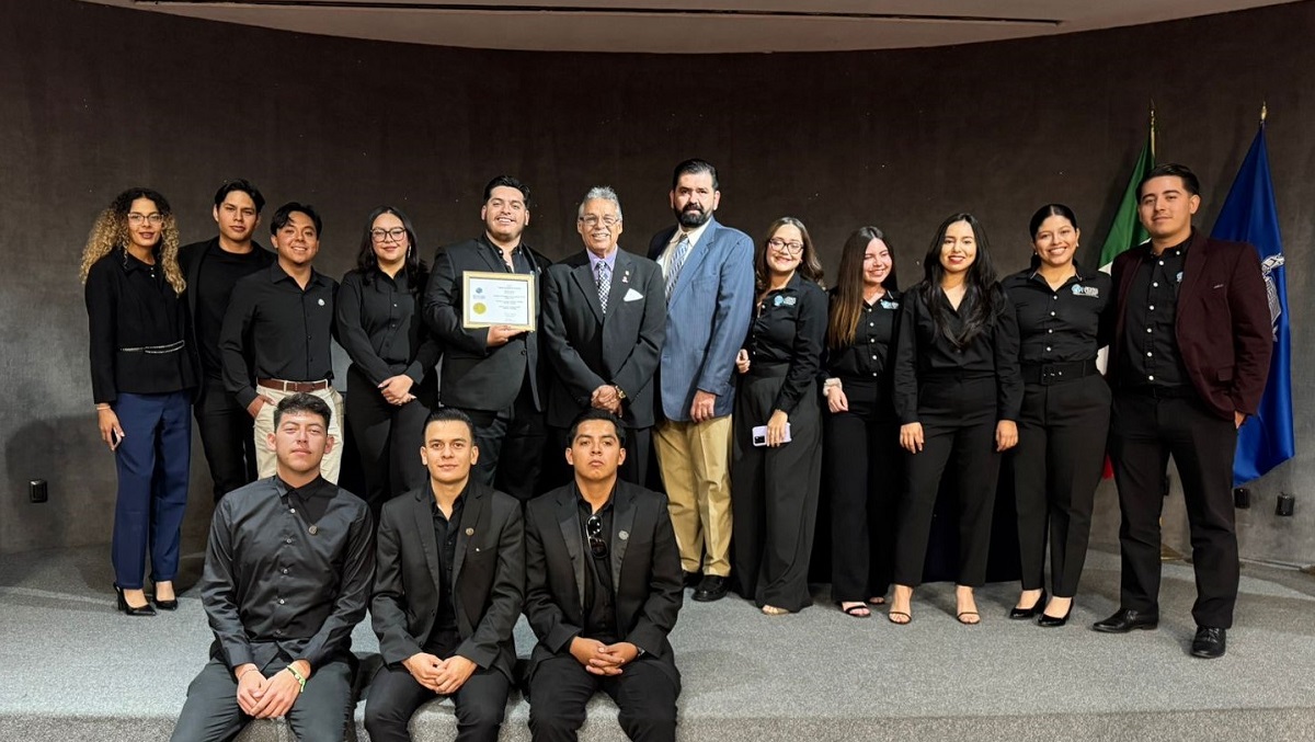 Alumnos pertenecientes al capítulo estudiantil 982 ITL TECNM, junto con maestros y autoridades. (cortesía)