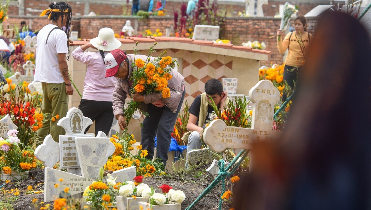 Los panteones del país se abarrotan de visitantes  por el Día de Muertos. | Cuartoscuro