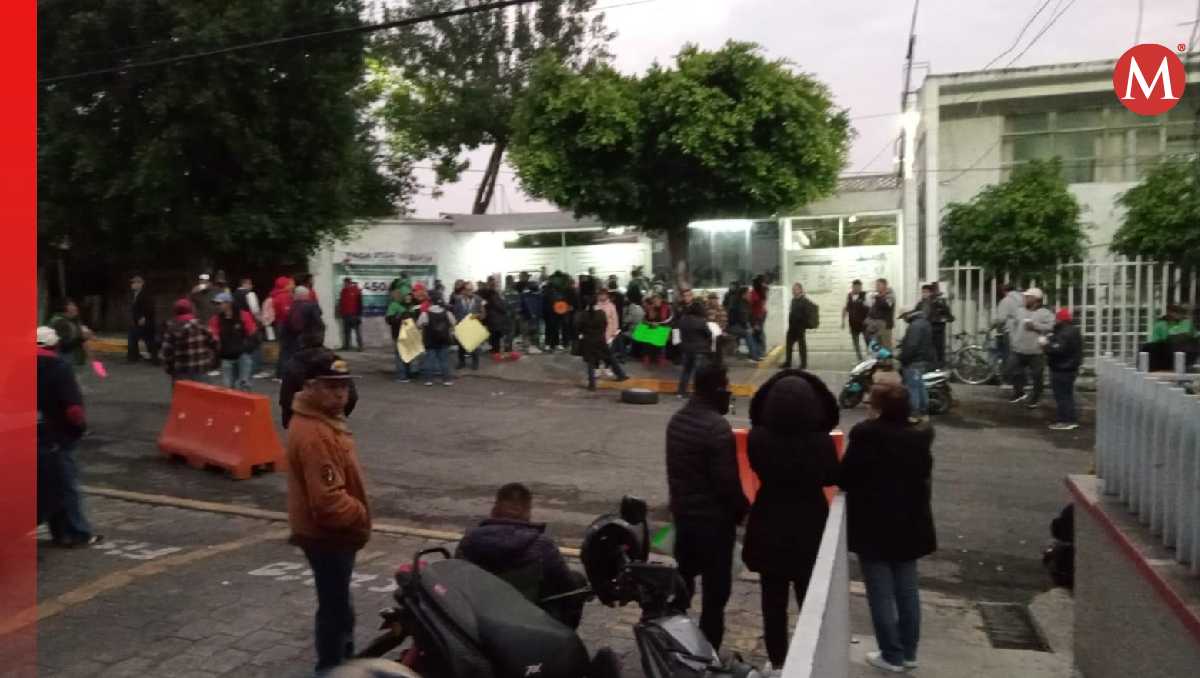 Miembros del SUTEYM denucian falta de pagos frente al Palacio Municipal de Ecatepec. Foto: (Especial)