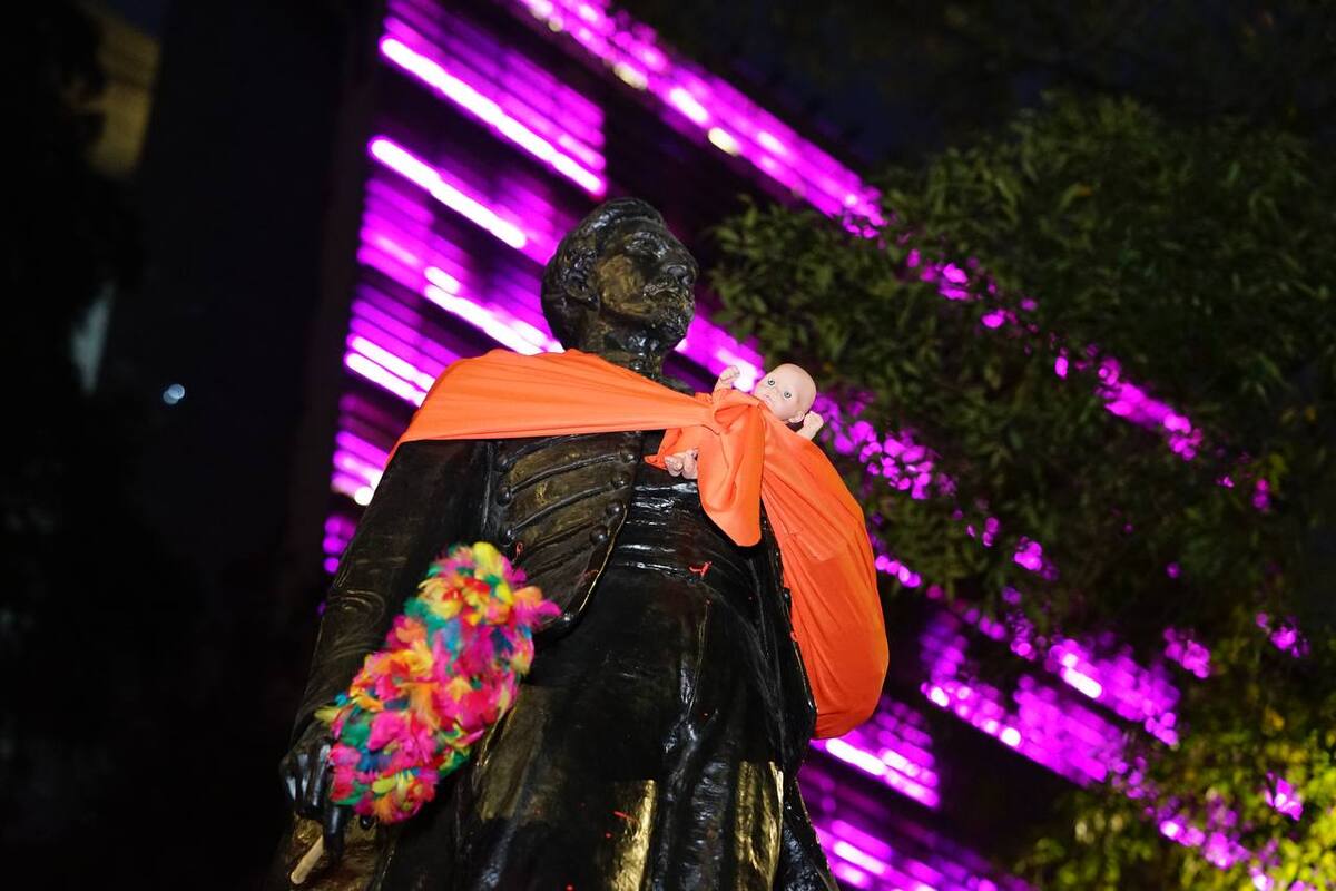 Con una tela color naranja cubrieron los monumentos. (Foto: especial)