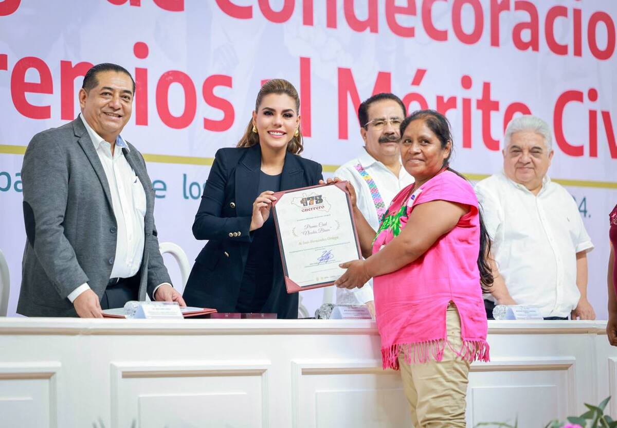 Evelyn Salgado entregó reconocimientos civiles | Foto: Especial