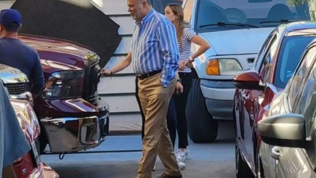 Exgobernador César Duarte aparece en público en un lote de autos en Chihuahua