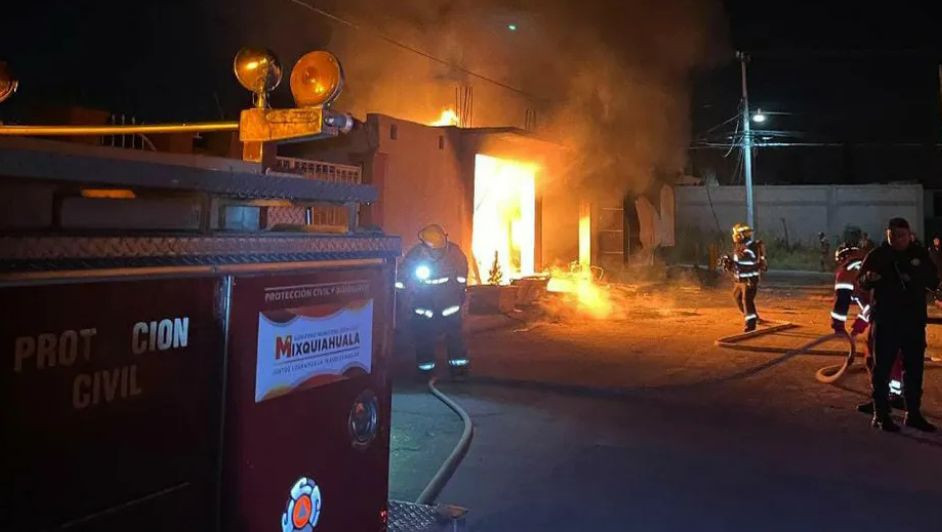 Fuerte incendio en una vivienda de Obregón, Hidalgo, que almacenaba hidrocarburos