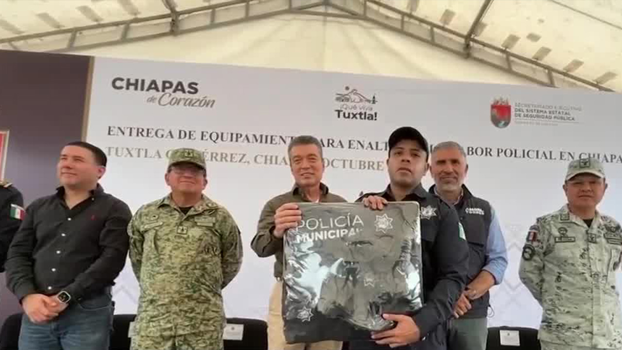 Gobernador Rutilio Escandón entrega 14 patrullas y equipamiento a la Policía Municipal