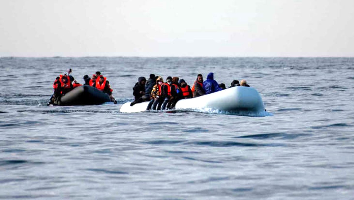 Migrante muere intentando cruzar un canal tras accidente con su bote. | Especial