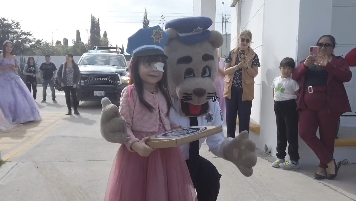 Recibieron a Melissa con personajes disfrazados de princesas y la mascota de la corporación. | Especial