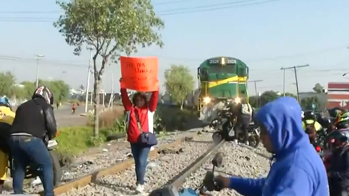 Sindicalizados bloquean paso del tren en avenida Central, Ecatepec; protestan por falta de pagos