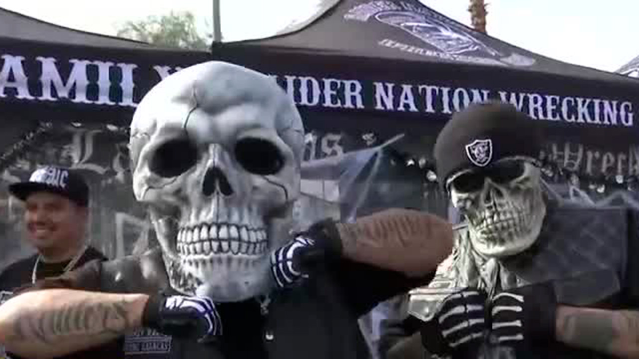 Así fue como la afición de los Raiders celebraron Halloween en el Allegiant Stadium