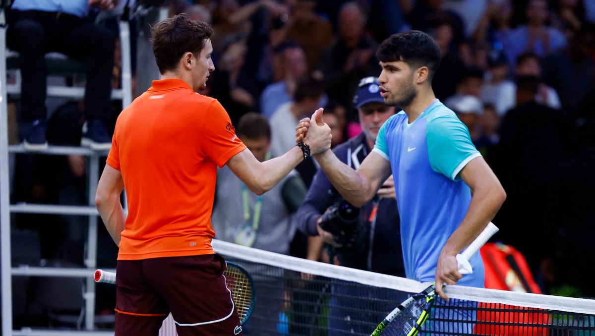 Carlos Alcaraz, eliminado en octavos de final del Master de París 2024 (Reuters)