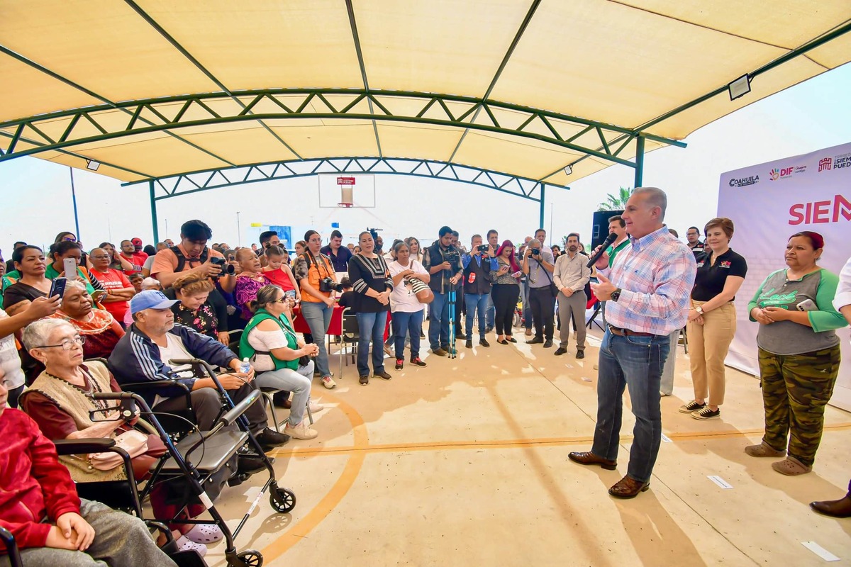 Entrega de techumbre y aparatos para beneficiar la movilidad de habitantes. | Especial