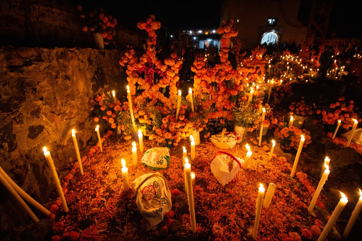 En la ofrenda hay platillos como uchepos, corundas, atoles, pozole y churipo (foto: especial)