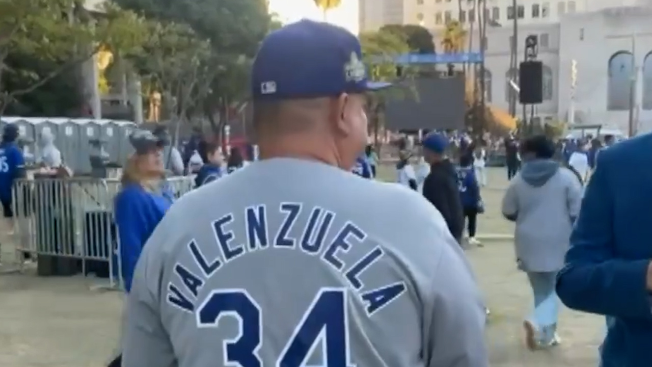 Aficionado recuerda juegos de 'El Toro' Valenzuela previo a desfile de campeones de Dodgers