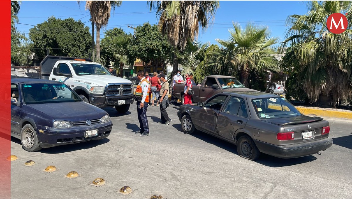 Chocan vehículos afuera del Panteón Municipal 2  de Torreón (Especial)