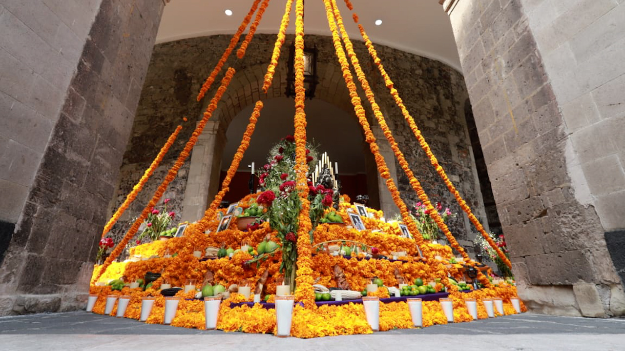 Claudia Sheinbaum presenta ofrenda dedicada a las heroínas de México en Palacio Nacional