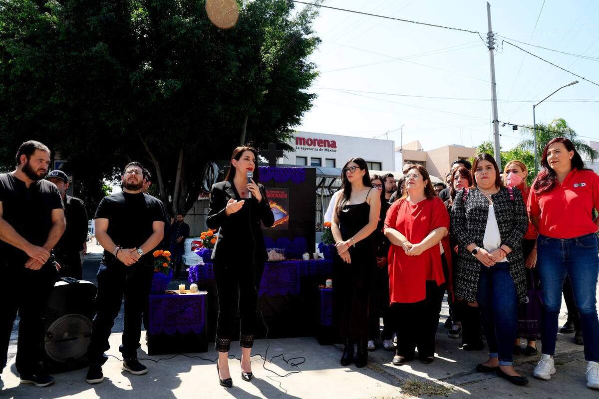 Colocan altar de muertos afuera de instalaciones de Morena en Guadalajara (Especial)
