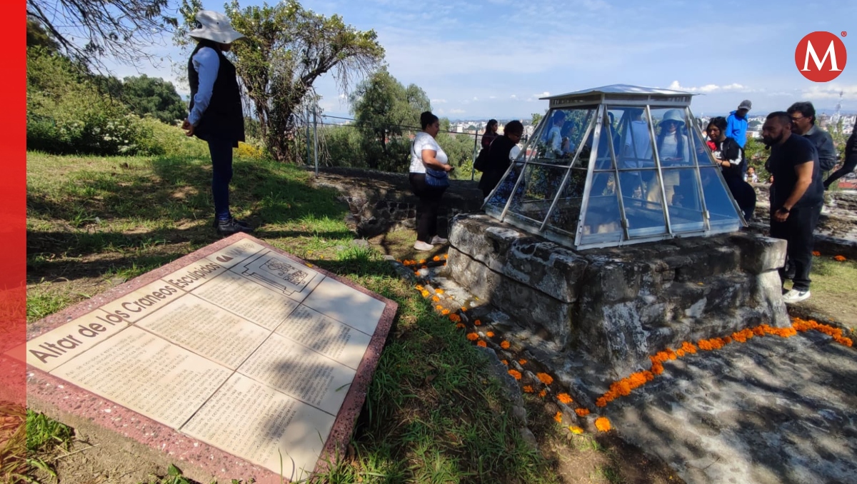 Colocan ofrenda en altar de los Cráneos Esculpidos en Cholula, Puebla | Melanie Torres