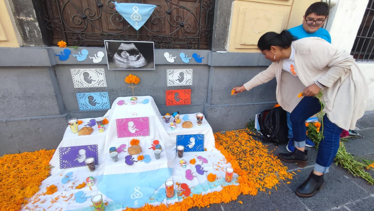 Dedican ofrenda a no nacidos y mujeres fallecidas por aborto en Puebla | Melanie Torres