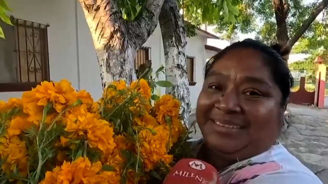 Familias acuden a limpiar y decorar tumbas de sus difuntos en Juchitán, Oaxaca