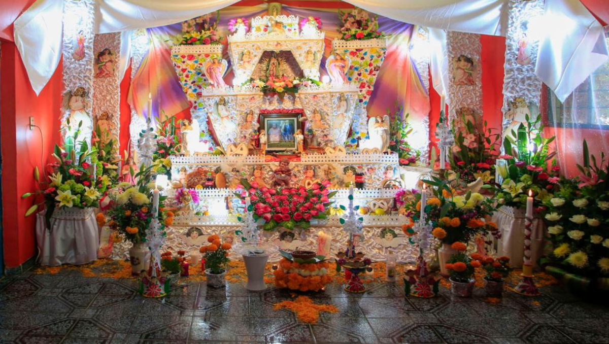 Huaquechula honra con altares monumentales tradición de Día de Muertos | Andrés Lobato