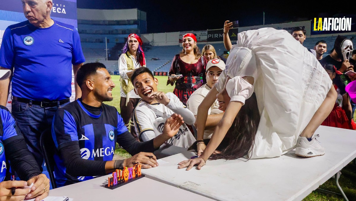 Jugadores de la Jaiba Brava convivieron con aficionados por el Halloween.