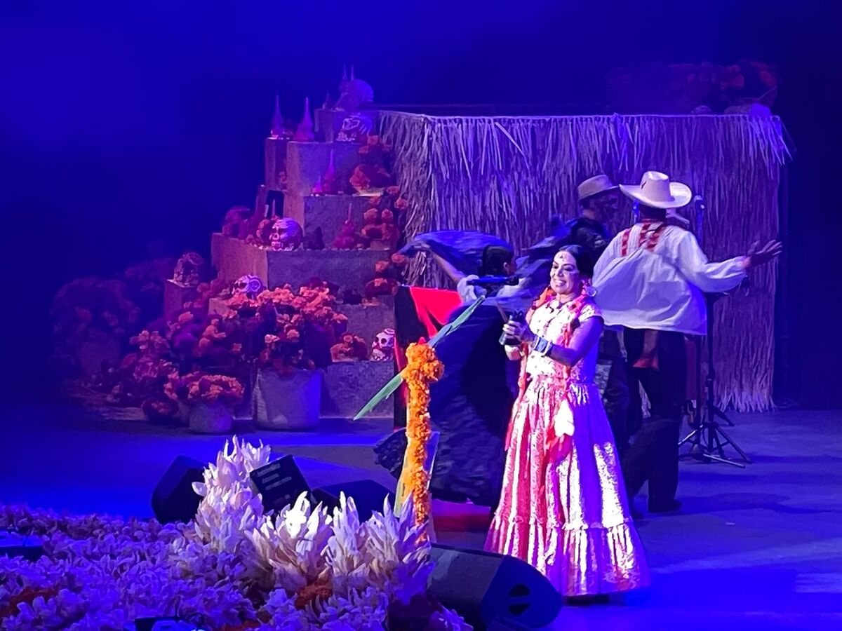 Lila Downs en el escenario, donde se levantó una ofrenda | Alejandro Membrillo