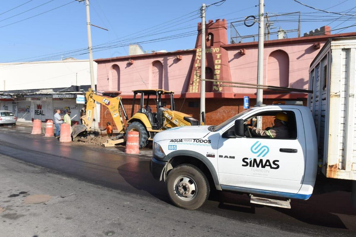 Simas Torreón realiza reparación de tubería en bulevar Revolución y calle Múzquiz. | Especial