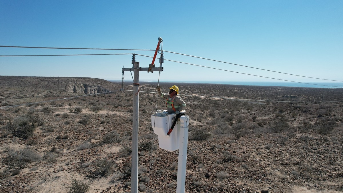 Un trabajador de la CFE realizando labores de electrificación en San Juanico.  / Foto: especial