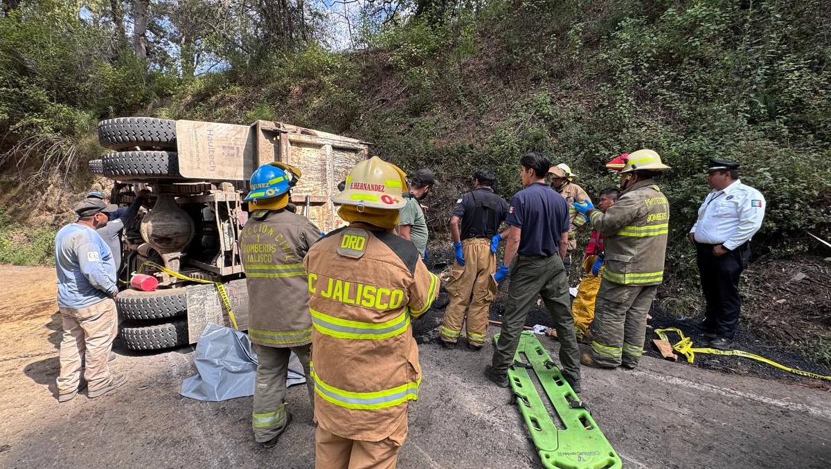 Así quedó el camión tras volcadura con varios muertos y heridos en San Gabriel, Jalisco (Cortesía)