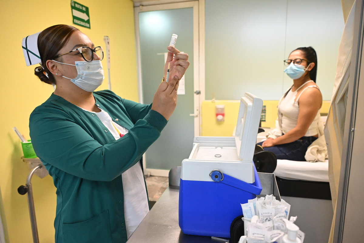 La campaña de vacunación también esta dirigida a hombres y mujeres de 11 a 49 años que tienen VPH (Especial)