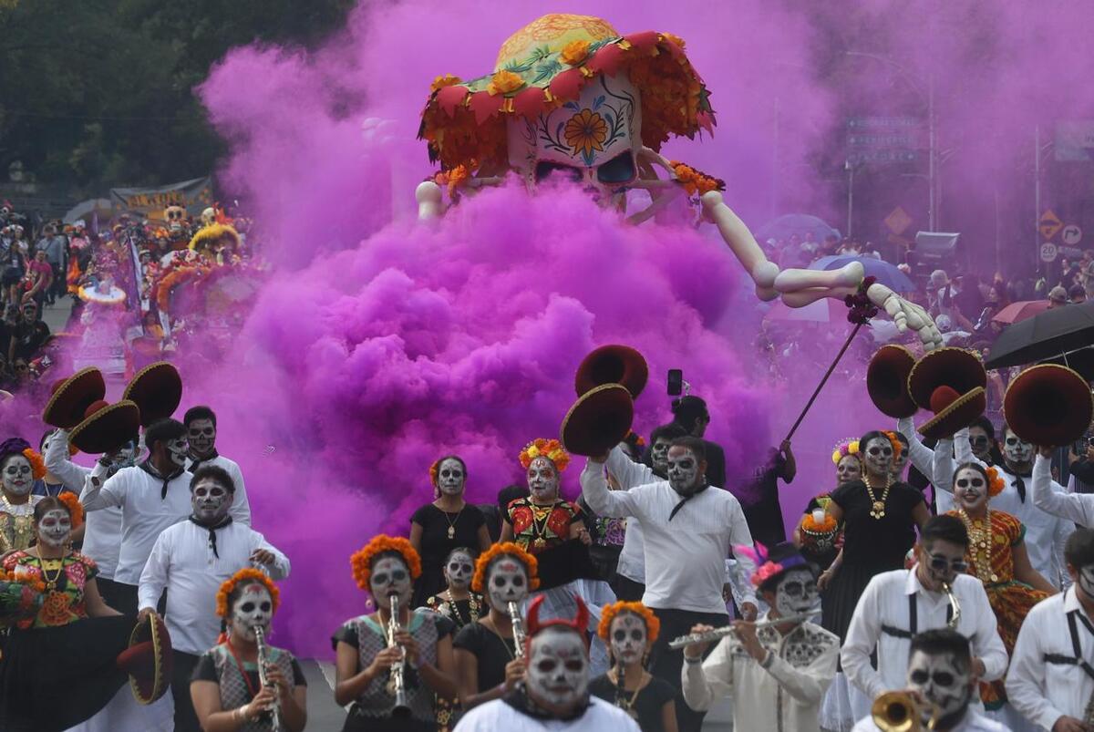 Catrinas y catrines tocan la flauta en desfile de Día de Muertos en CdMx (foto: Jorge Carballo)