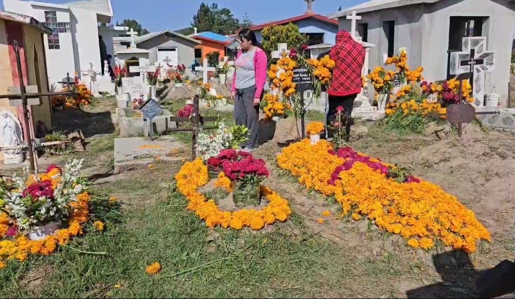 Cementerio de Pachuquilla en Día de Muertos. (Guadalupe Trejo)