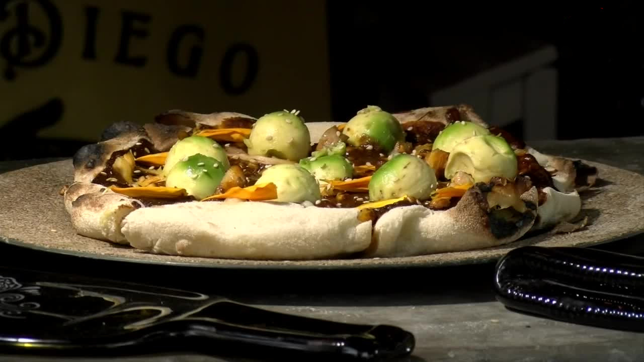 Chef crea pizza con mole y flor de cempasúchil en Puebla