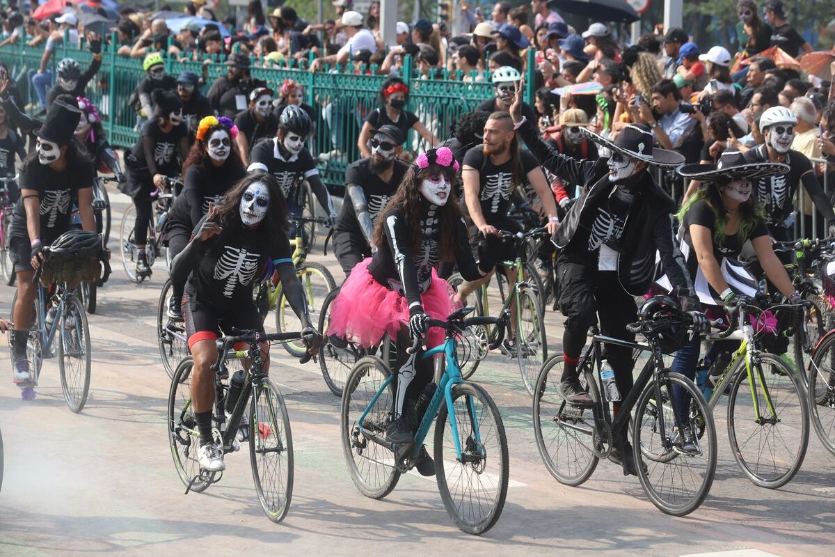 Ciclistas disfrazados de catrinas se suman al desfile de Día de Muertos (foto: Jorge Carballo)