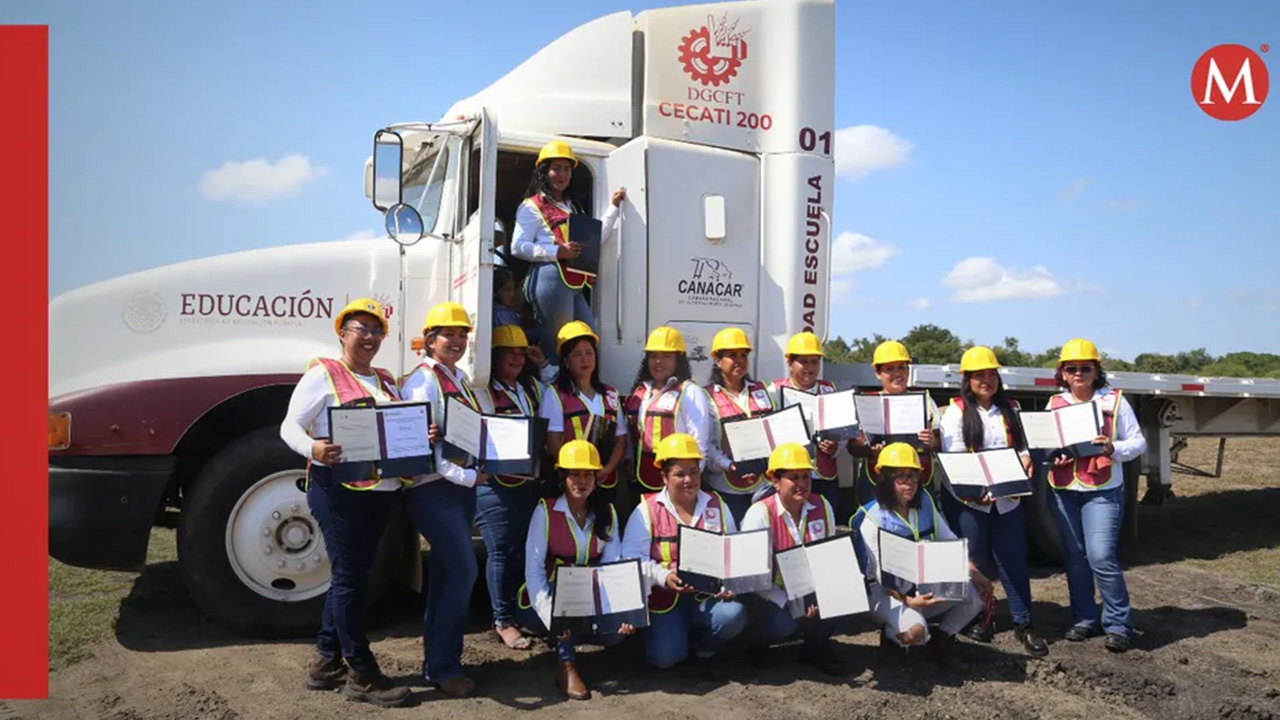 Mujeres de Altamira hacen historia al certificarse como operadoras de carga pesada