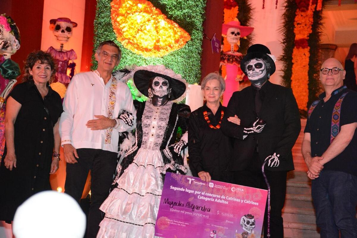 Premiaron a las y los ganadores del Concurso de Catrinas y Catrines; recorren altar monumental. | Especial