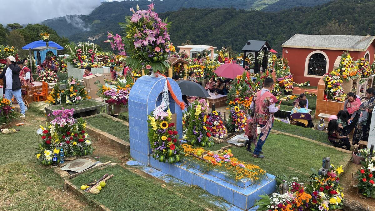 El pueblo maya tzotzil de Zinacantán acude todos los años al panteón como parte de sus tradiciones (Especial)