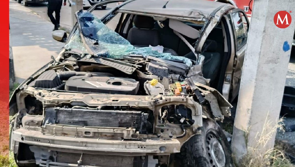 Autoridades rescataron al hombre con vida tras quedar prensado en el automóvil. Foto: (Especial)