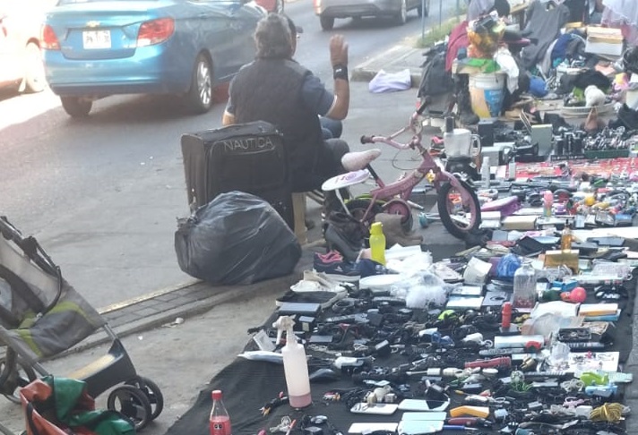 Comercio informal invade las calles de Guadalajara. (Diana Barajas)