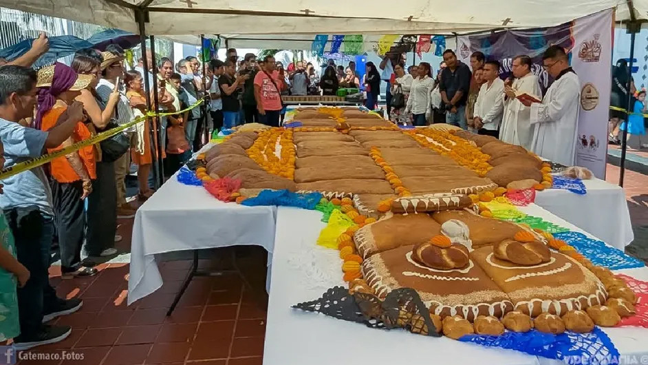 Elaboran el pan de muerto más grande del mundo en Catemaco, Veracruz