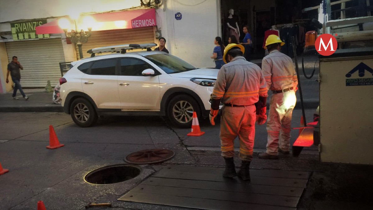 Explota alcantarilla de la CFE y se quedan sin energía eléctrica