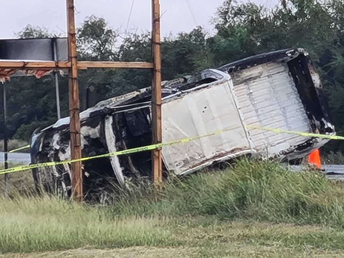 La camioneta estaba volcada e incendiándose. Foto: Especial