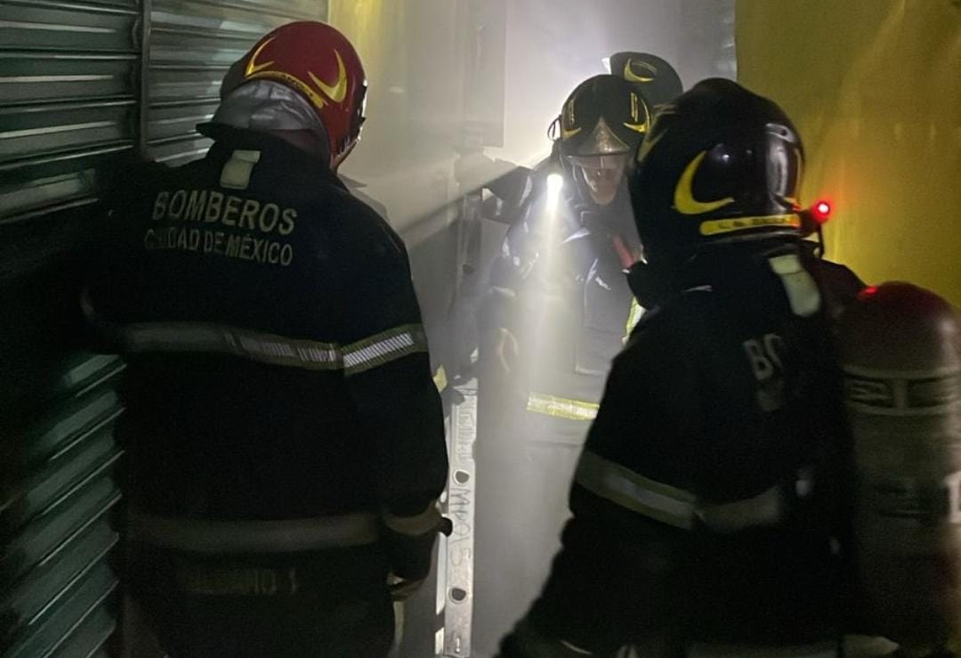 Los bomberos aún trabajan en sofocar las llamas.