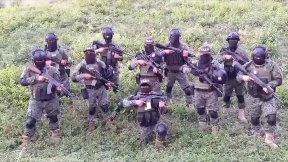 Los miembros de Grupo Sombra se presumen con el rostro tapado