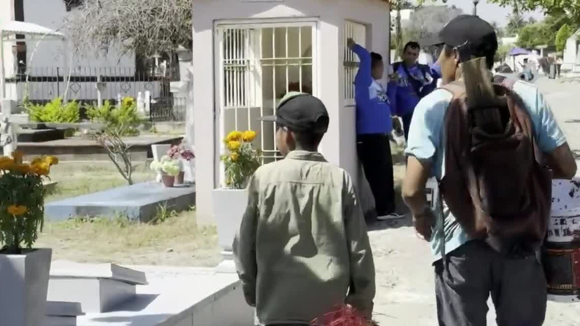 Niños ofrecen servicio de limpieza de tumbas en Día de Muertos en Colima