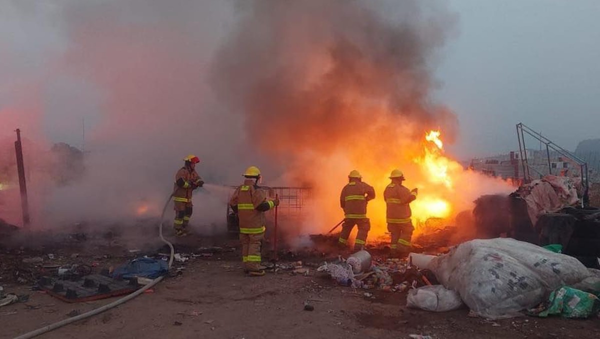 Bomberos de Hidalgo sofocan incendio en recicladora de El Huixmí