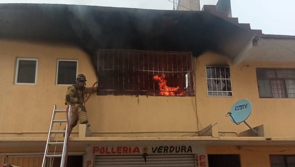 Bomberos de Hidalgo sofocan incendio en vivienda de Ciudad Sahagún tras explosión de tanque de gas LP